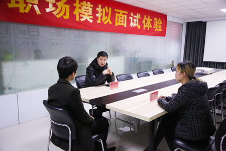 職場(chǎng)攻略講座進(jìn)校園，拓展校企合作促就業(yè)