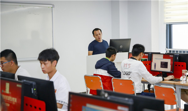 南京新華電腦專修學(xué)院的學(xué)費(fèi)多少？