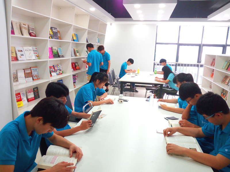 技校里面有什么<a href=http://njxh.cn target=_blank class=infotextkey>專業(yè)</a>？適合初中去學(xué)習(xí)么？