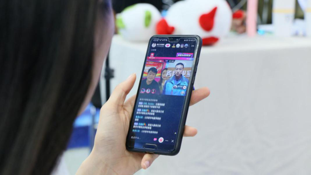 燃爆！麗江石榴哥現(xiàn)場連麥新華電商<a href=http://njxh.cn target=_blank class=infotextkey>專業(yè)</a>學子
