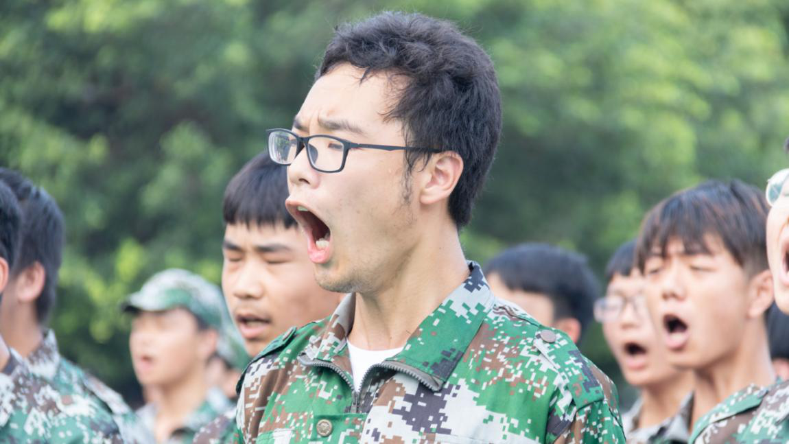 新華“三教三訓(xùn)”之軍訓(xùn)|揮灑汗水書寫迷彩青春！