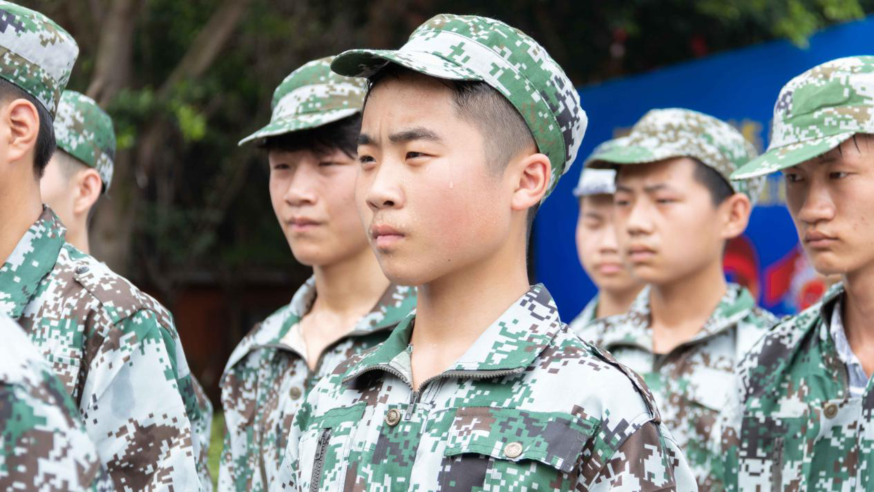 新華“三教三訓(xùn)”之軍訓(xùn)|揮灑汗水書寫迷彩青春！