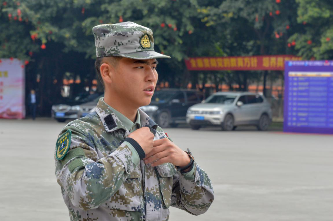 新華“三教三訓(xùn)”之軍訓(xùn)|揮灑汗水書寫迷彩青春！
