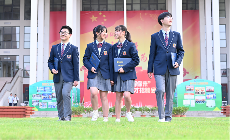 12位學(xué)霸天團(tuán)推薦新華電腦學(xué)校，你不了解一下嗎？