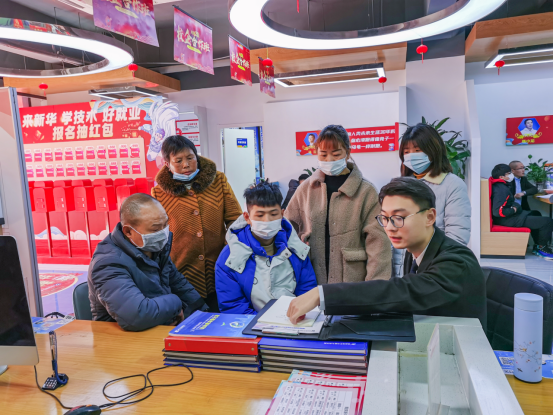 南京新華電腦專修學院330校園專場咨詢?nèi)栈顒映晒εe辦！