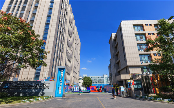 南京有什么學(xué)校適合初中畢業(yè)的？