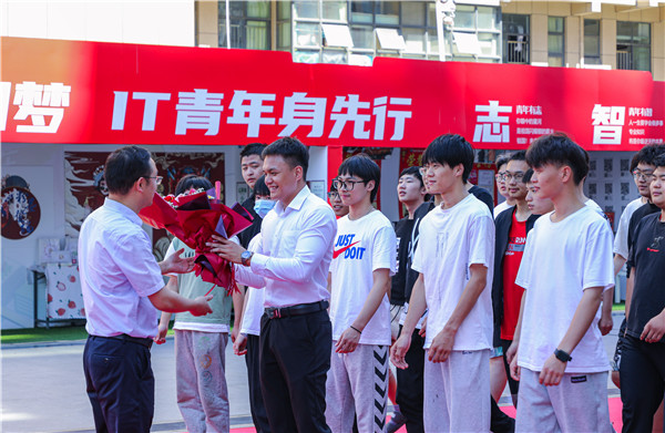 巔峰實習，京彩有你 ——南京新華京東618實習項目總結(jié)與表彰大會圓滿結(jié)束