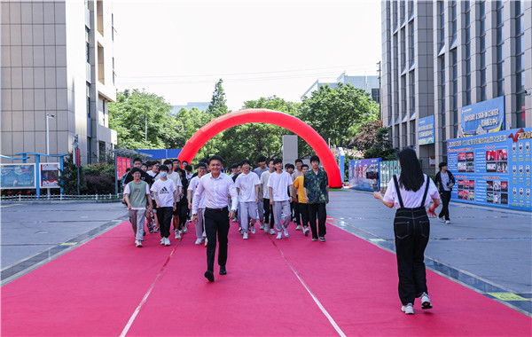 巔峰實習，京彩有你 ——南京新華京東618實習項目總結(jié)與表彰大會圓滿結(jié)束