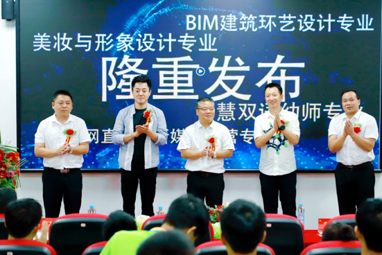 傳遞向上力量！新華電腦學(xué)?！独蠋焷砹恕?月繼續(xù)開講！