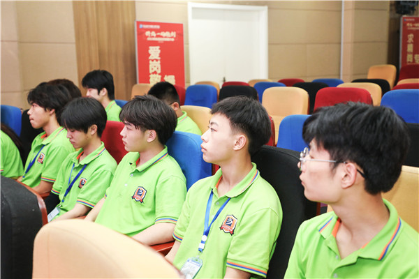 為幫助我校學(xué)生明確職業(yè)生涯規(guī)劃，確定個人職業(yè)方向，強化職業(yè)規(guī)劃意識，更好地樹立個人理想，2022年7月29日，南京新華電腦專修學(xué)校在學(xué)術(shù)報告廳舉行第十二屆職業(yè)生涯規(guī)劃演講大賽