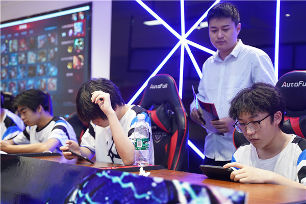 恭喜！我校學(xué)生代表隊榮獲2023 年“迎亞運(yùn)”新華電腦教育王者榮耀電競對抗賽亞軍