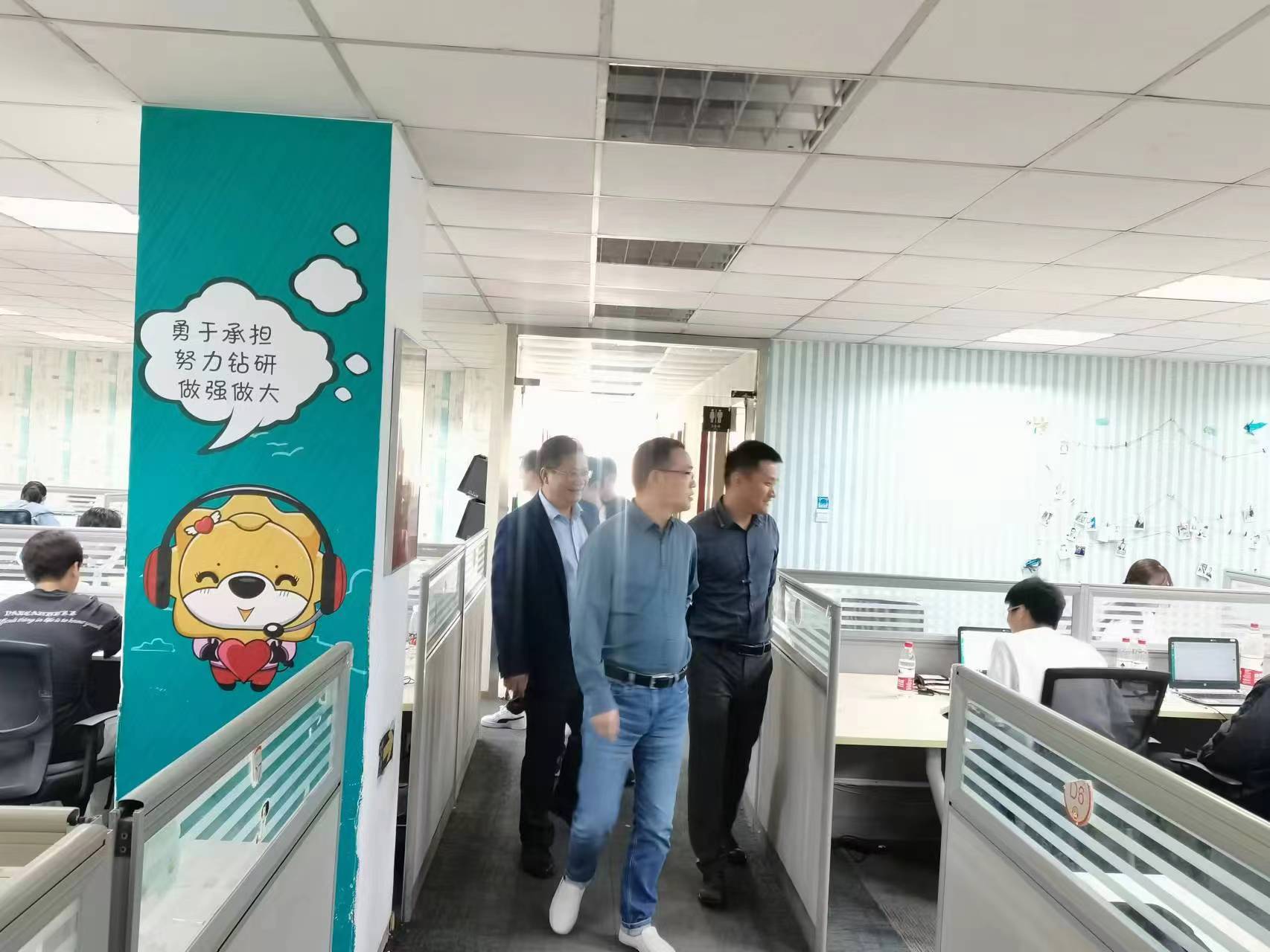 回訪企業(yè)實(shí)習(xí)學(xué)生，關(guān)懷職業(yè)成長道路