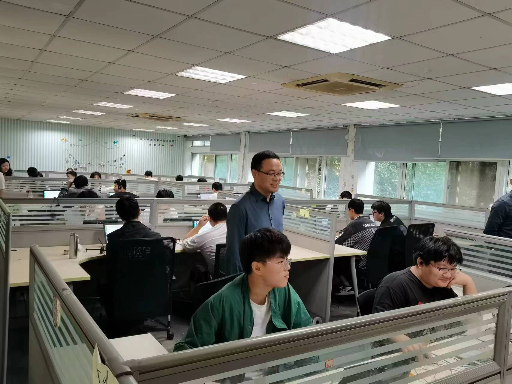 回訪企業(yè)實(shí)習(xí)學(xué)生，關(guān)懷職業(yè)成長道路
