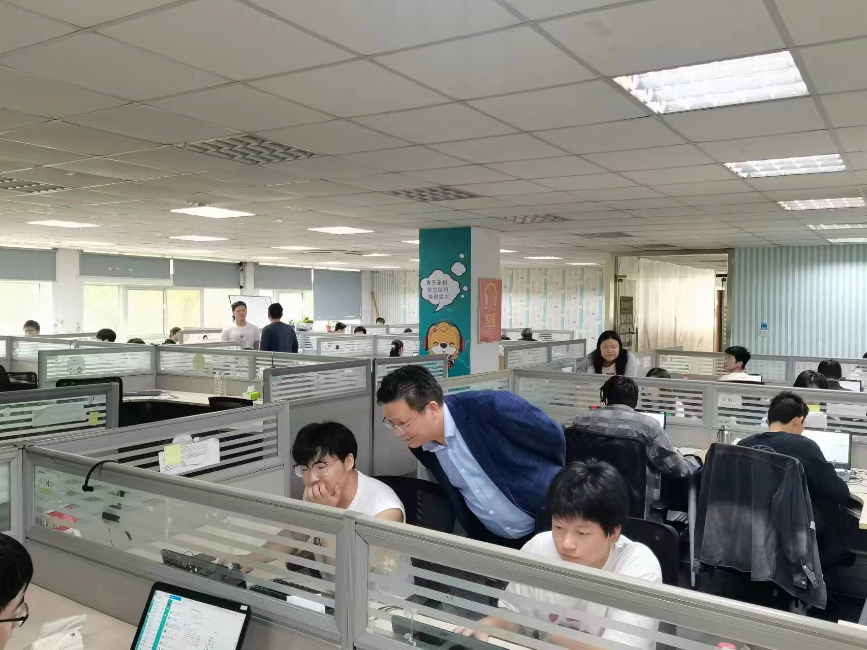 回訪企業(yè)實(shí)習(xí)學(xué)生，關(guān)懷職業(yè)成長道路