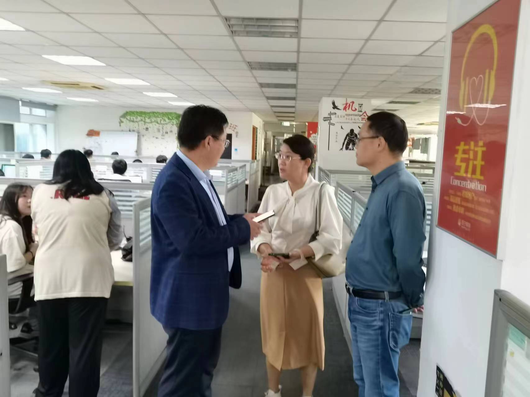 回訪企業(yè)實(shí)習(xí)學(xué)生，關(guān)懷職業(yè)成長道路