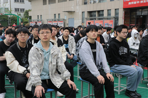 南京新華開展“防治校園霸凌，守護(hù)平安校園”主題講座