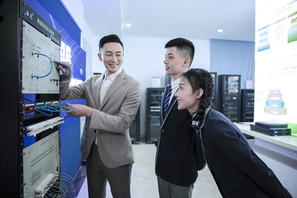 初中沒畢業(yè)學(xué)什么好？初中可以學(xué)計(jì)算機(jī)么？