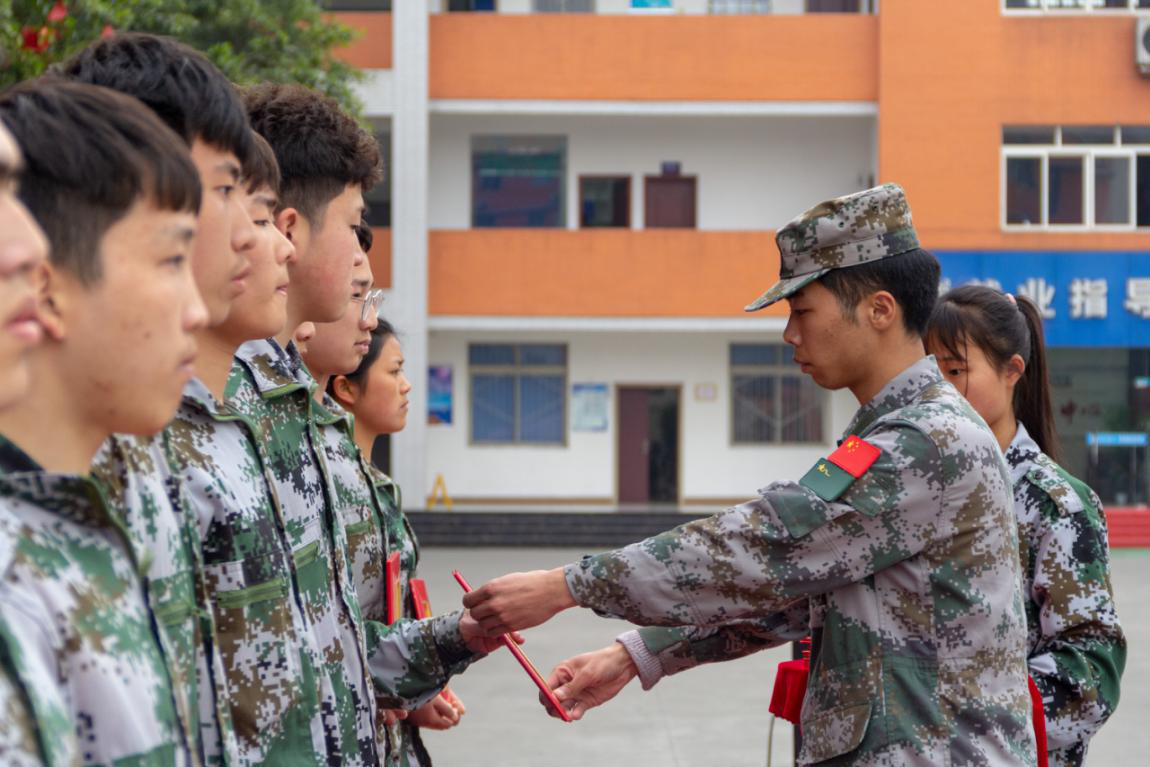 新華“三教三訓(xùn)”之軍訓(xùn)|揮灑汗水書寫迷彩青春！