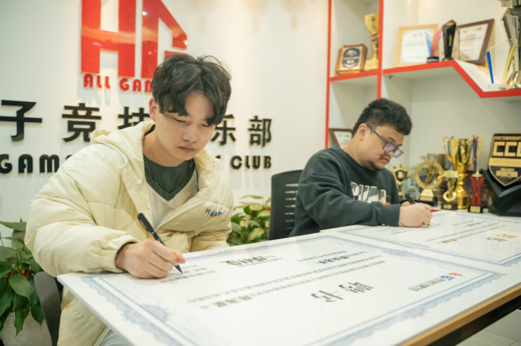 實(shí)力見(jiàn)證！又一新華電腦教育學(xué)子簽約AG俱樂(lè)部！