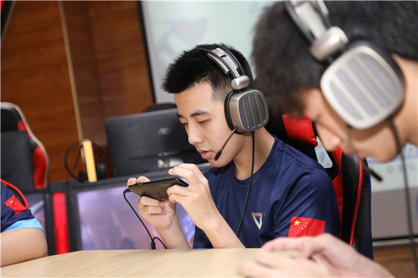 如何看待 Miss 爆料「Faker 年薪 5800 萬，LPL 選手月薪保底 2 萬」？