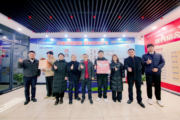 南京新華吳元紅校長(zhǎng)晚間慰問查寢，并為學(xué)生送關(guān)懷！